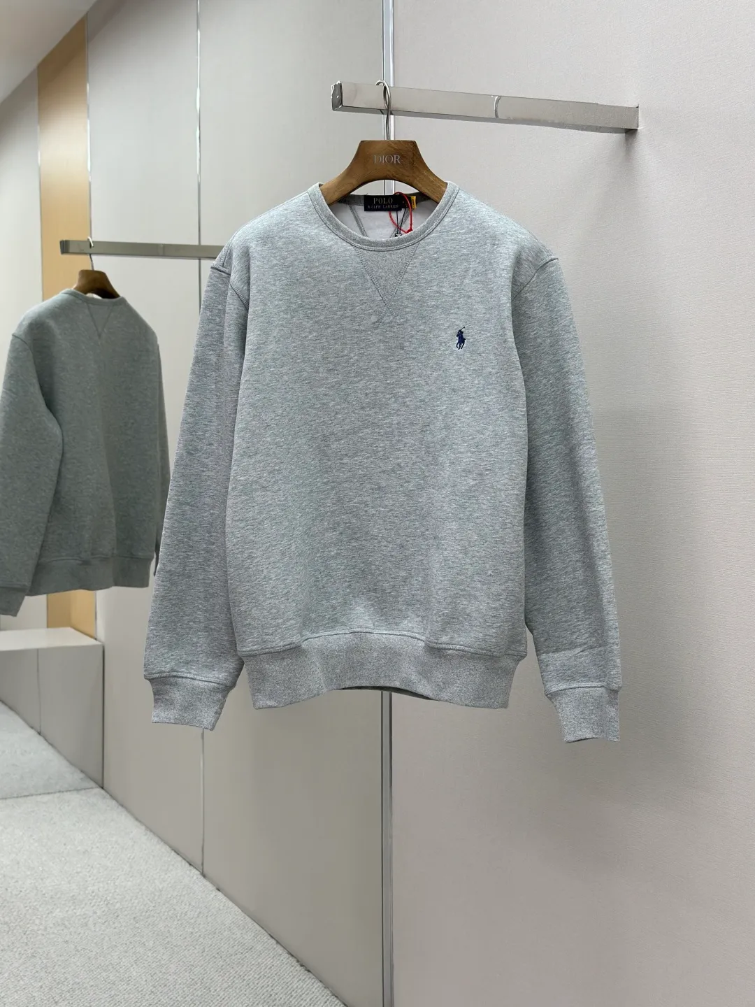 P290 [Same-origin fabric, exclusive new style, first choice for old money] Ralph Laure Ralph Lauren embroidered long-sleeved sweatshirt is made of cotton blended fabric, which is soft and tough to the touch. It has been finely spun and pre-shrunk, making it comfortable to the touch and not easy to deform. You don’t have to worry about shrinkage or pilling for daily wear and washing, and the texture is stable and online! The pony embroidery on the chest, despite the small size, has fine stitches and every stitch is perfectly stitched. The embroidery thread is pure in color and high in fastness. It is simple and high-end, highlighting the brand's iconic exquisite craftsmanship! The neckline is a classic round neck design, with an exquisite small V-shaped splicing design at the bottom. The workmanship is particularly neat, and the stitching in the circle is straight and even, without any distortion. It will not become loose and deformed after being worn for a long time. It fits the neck without being tight, and it is full of comfort! Scan the QR code on the label to enter the official website directly! It’s like adding an “identity pass” to clothes, and the quality is directly visualized ‼ ️ Size: S-XL